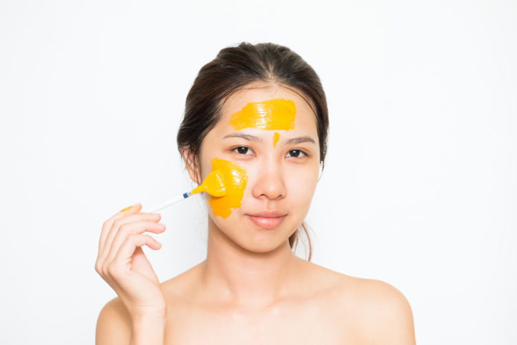 5 loại công thức mặt nạ tinh bột nghệ có thể trị mụn dễ dàng
