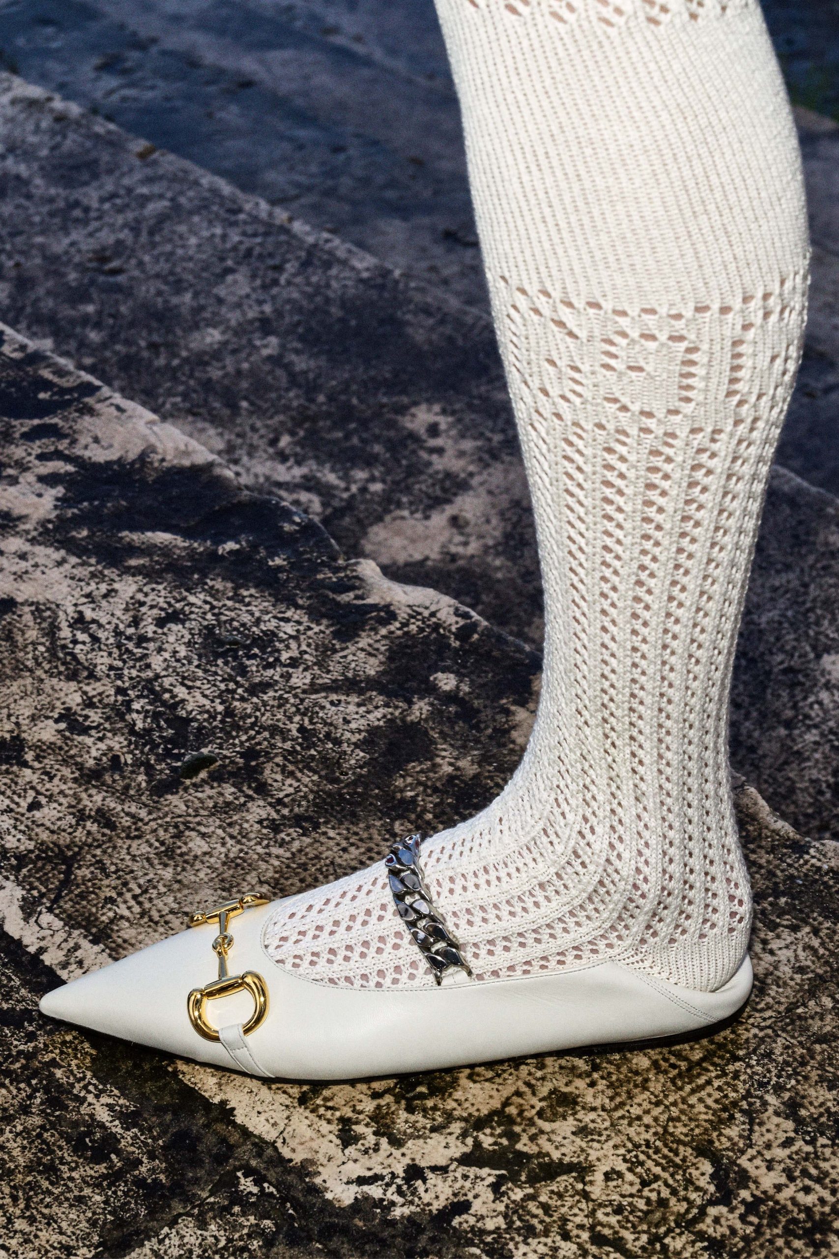 Giày búp bê mũi nhọn kết hợp với tất len cùng màu trong BST Thu – Đông 2020 của Gucci. (Ảnh: Gucci)