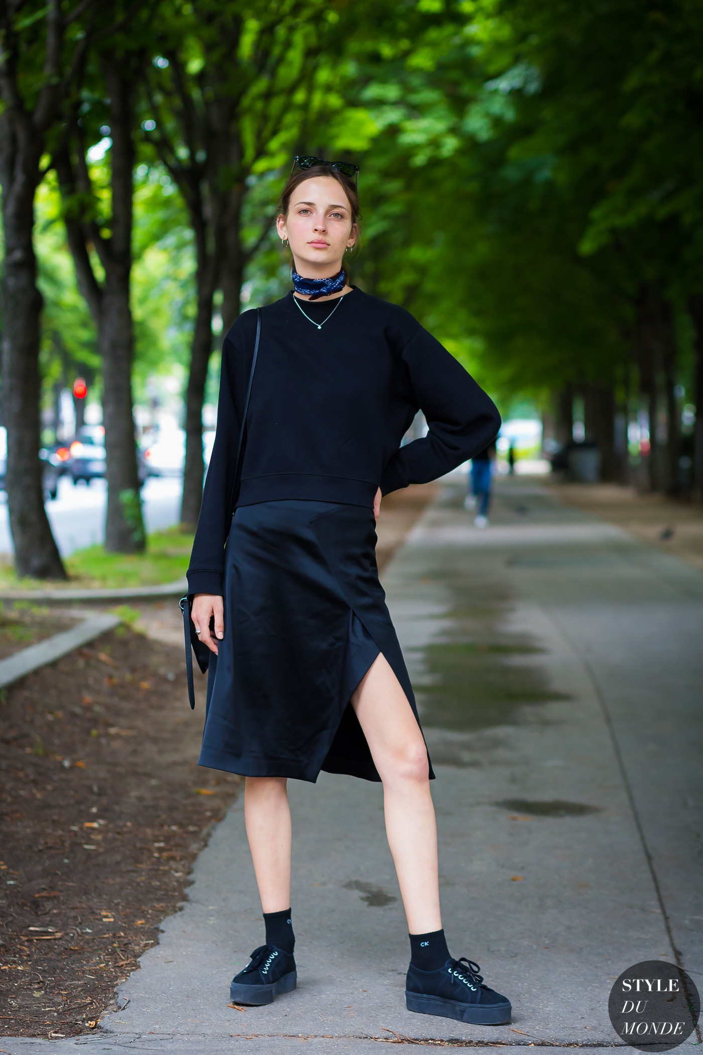 Cá tính trong trang phục “all black” với áo sweater và váy lụa. (Ảnh: Style Du Monde)