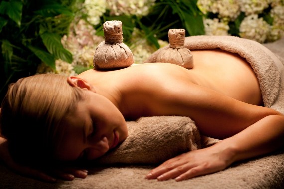 Massage thảo dược là phương pháp được nhiều người sử dụng ưa dùng bởi hiệu quả của phương pháp này đem lại với làn da và sức khỏe của mọi người.