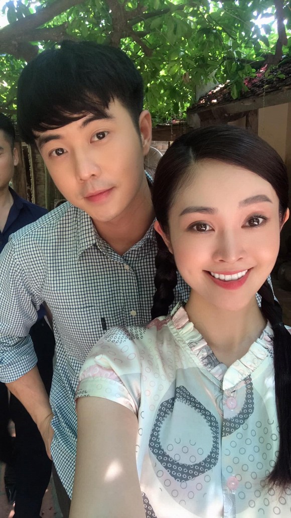 Được biết, chồng sắp cưới của MC Thùy Linh chính là diễn viên Phùng Đức Hiếu, sinh năm 1992. Anh là gương mặt trẻ trong làng giải trí Việt.