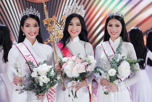 Vừa đăng quang Hoa hậu Việt Nam, Đỗ Thị Hà (giữa) đã bị những tin đồn bủa vây...
