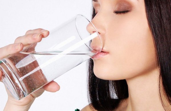 Uống nhiều nước là nguyên tắc bất di bất dịch nếu muốn sở hữu làn da khỏe mạnh 