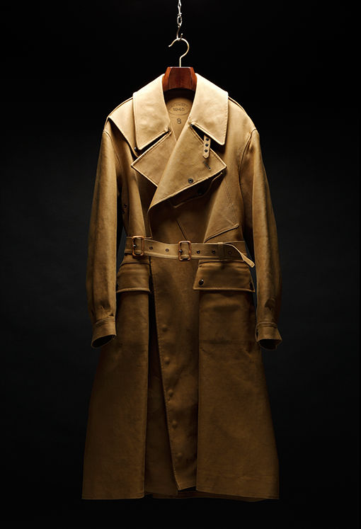 Chiếc áo trench coat được sử dụng bởi Quân đội Anh vào năm 1945. Trong Thế chiến thứ I và II, người đưa tin sẽ cầm bản đồ hoặc tài liệu chiến lược vào phần túi trước ngực và di chuyển bằng xe mô tô. (Ảnh: Mackintosh)